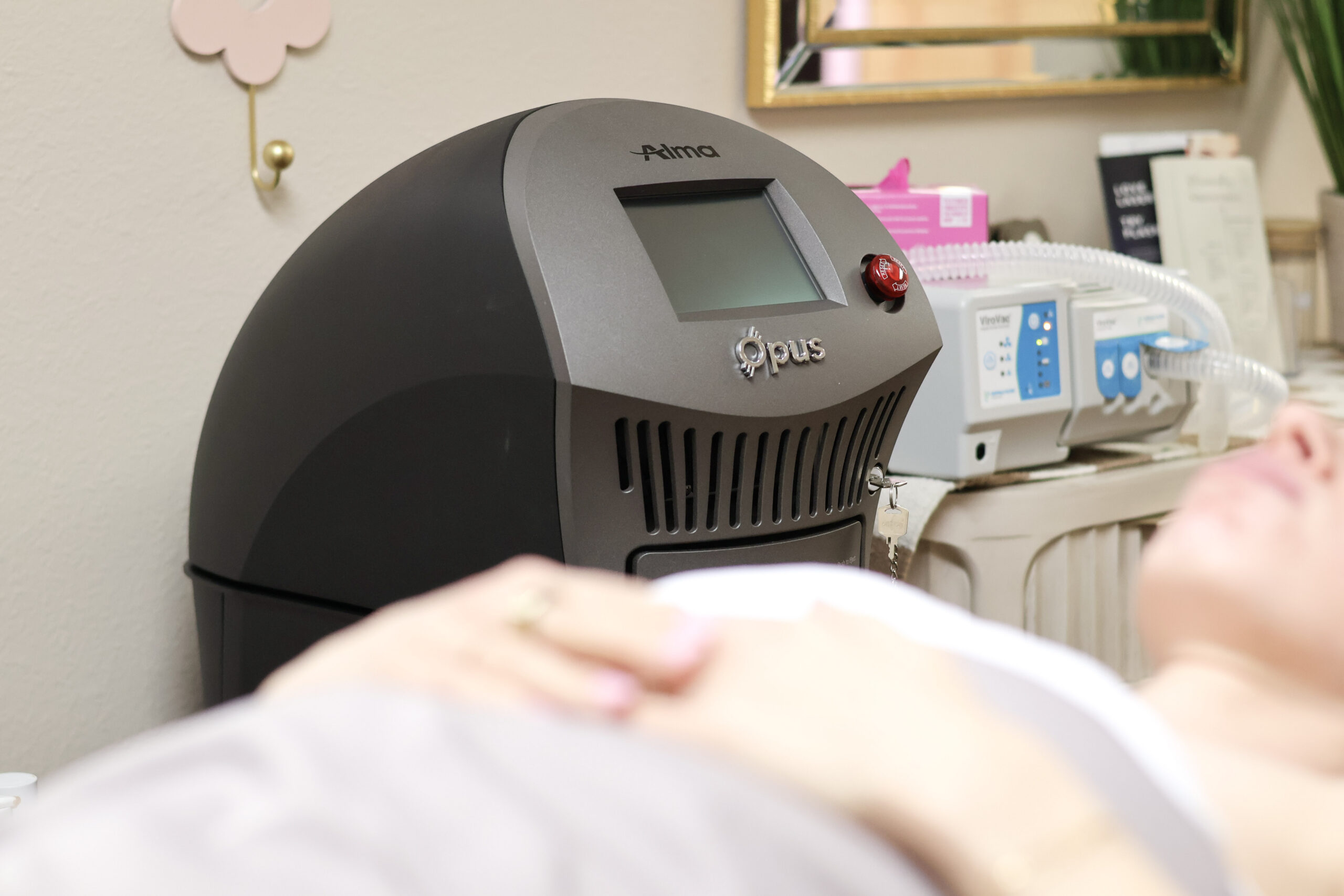 Patient with the Opus Plasma device in the background at Zior clinic.